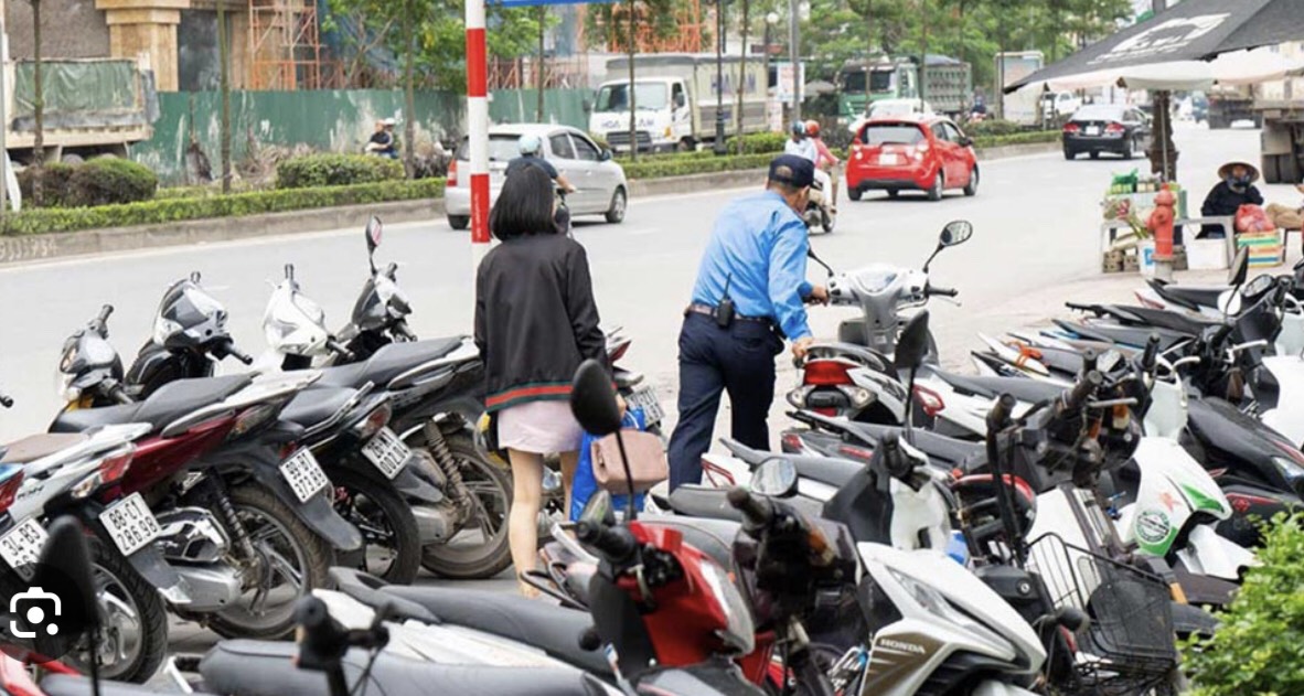 bảo vệ dắt xe máy